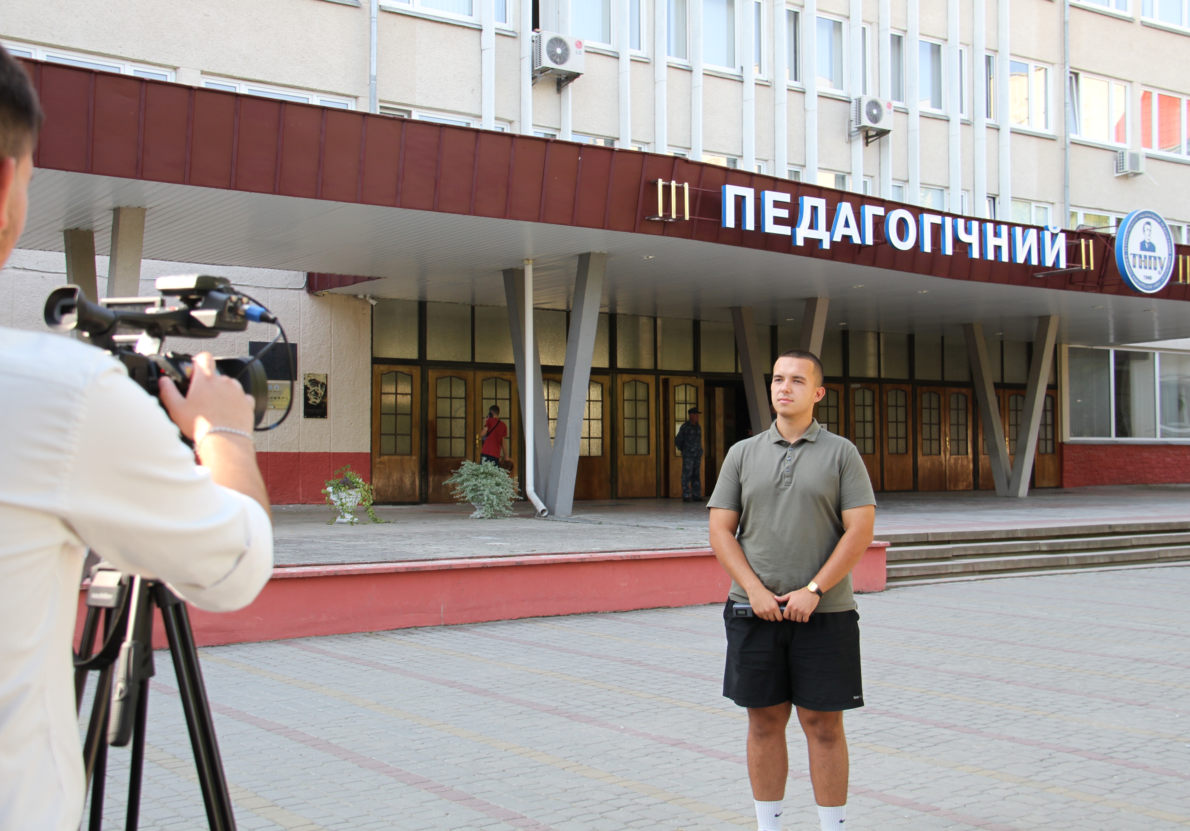 Студент Віталій Відлацький під час запису журналістського стендапу